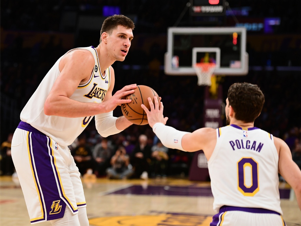 pg电子娱乐-申京连续转身三圈翻身抛投打进，火箭一波8-0反超湖人4分