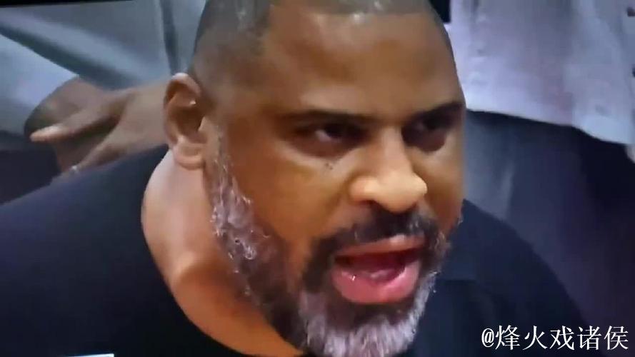 乌度卡对裁判怒吼：你xx睁大眼睛看看，睁大你的x眼看看