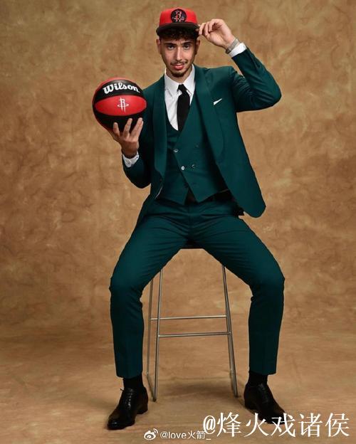 申京穿着Lebron NXXT Gen，空砍33分10篮板10助攻