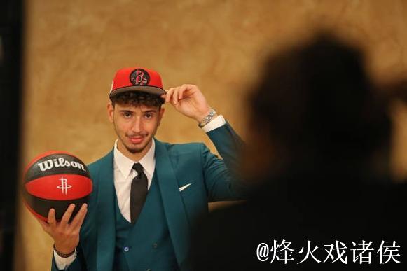 申京运球转身强攻上篮造犯规，瓦兰丘纳斯六犯毕业