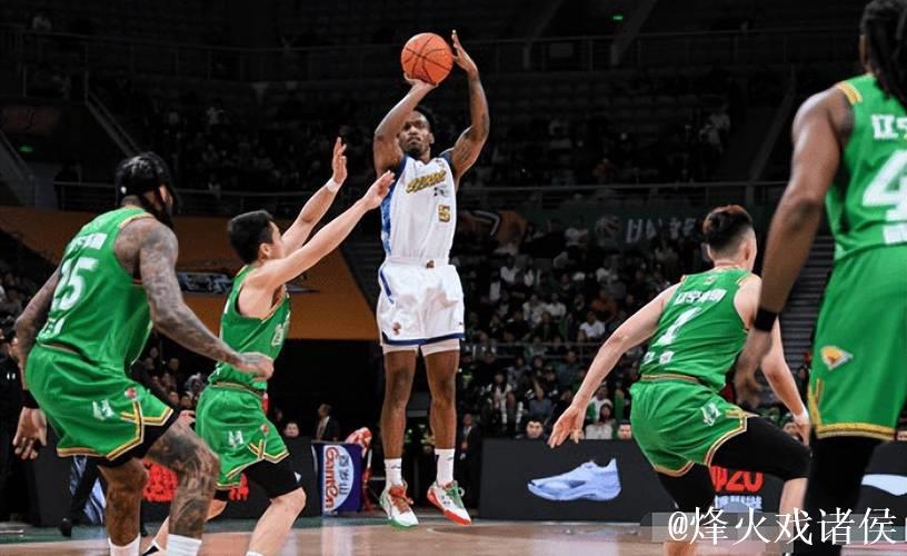 谁注意到，广厦一人拒绝与布朗击掌，这是为啥？没布朗你哪有冠军