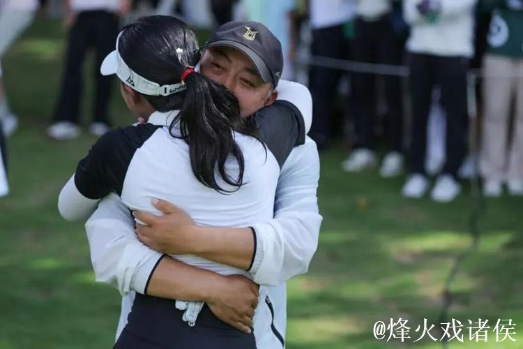 享受假期!刘国梁陪女儿参赛,拥抱挥手,国际乒联年度收官 享受假期!刘国梁陪女儿参赛,拥抱挥手,国际乒联年度收官