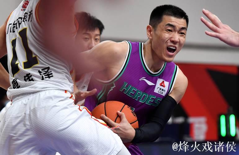 新疆5人上双险胜江苏 高诗岩43分山东胜深圳